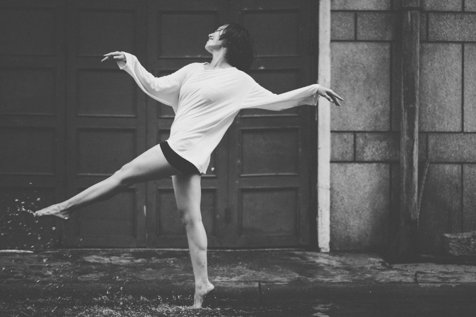 Gruppo di ballerini hip-hop durante una sessione di crew battle