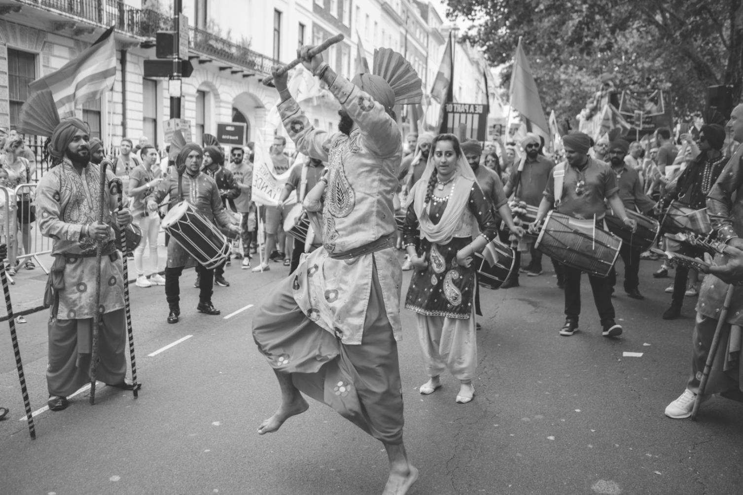 Sessione di danza hip-hop in una palestra urbana con ballerini che praticano freestyle