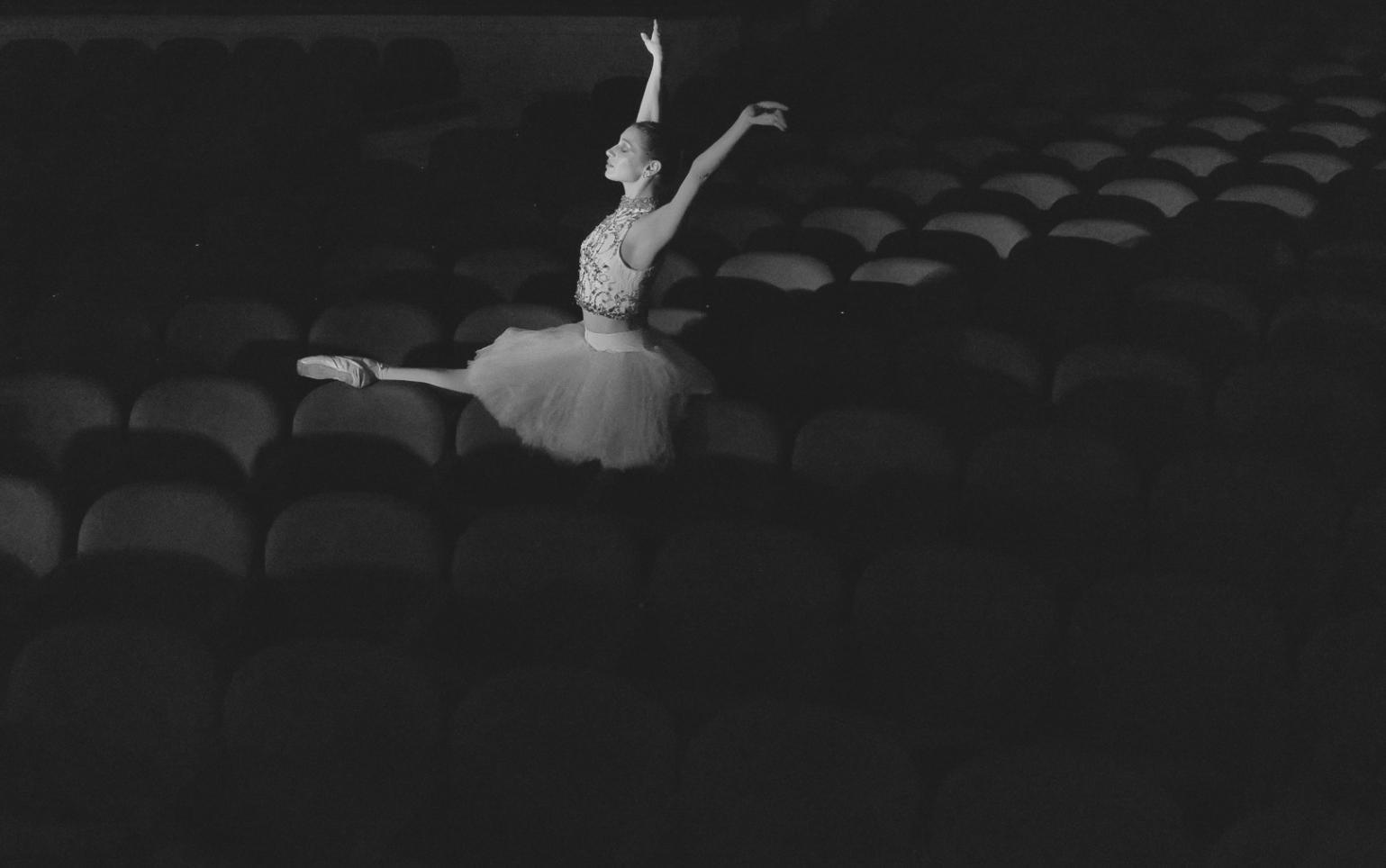Danzatori hip-hop in movimento durante sessione di allenamento