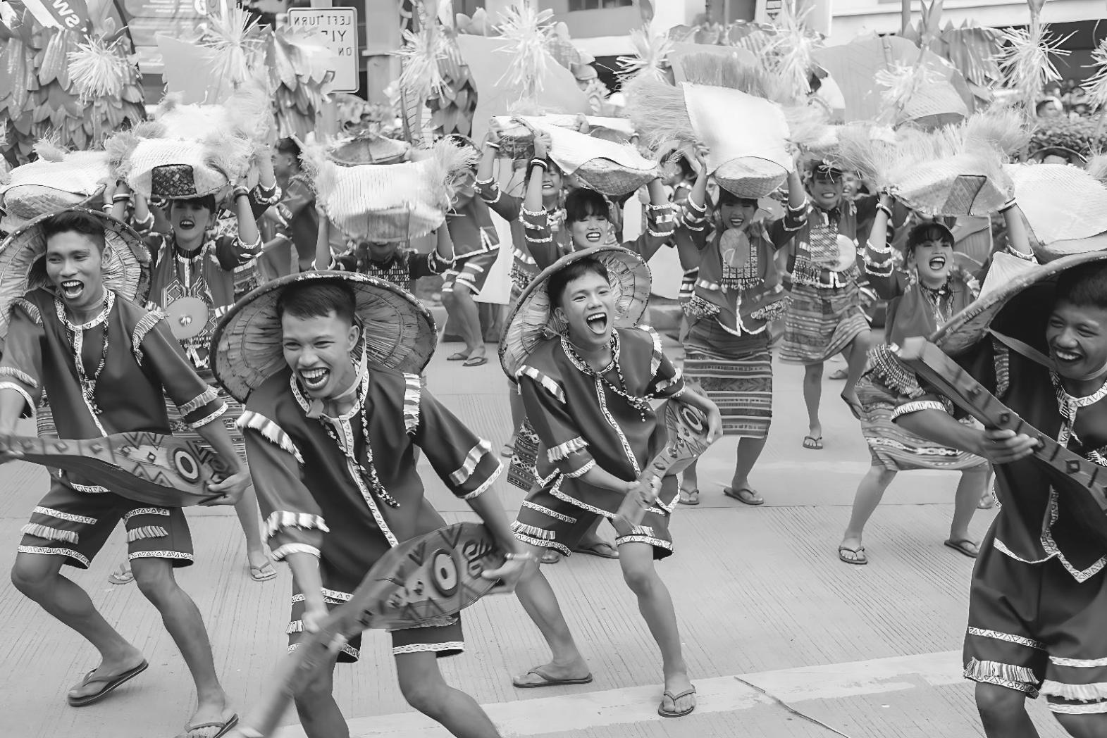 Lezione di hip-hop con istruttore che guida un gruppo di allievi